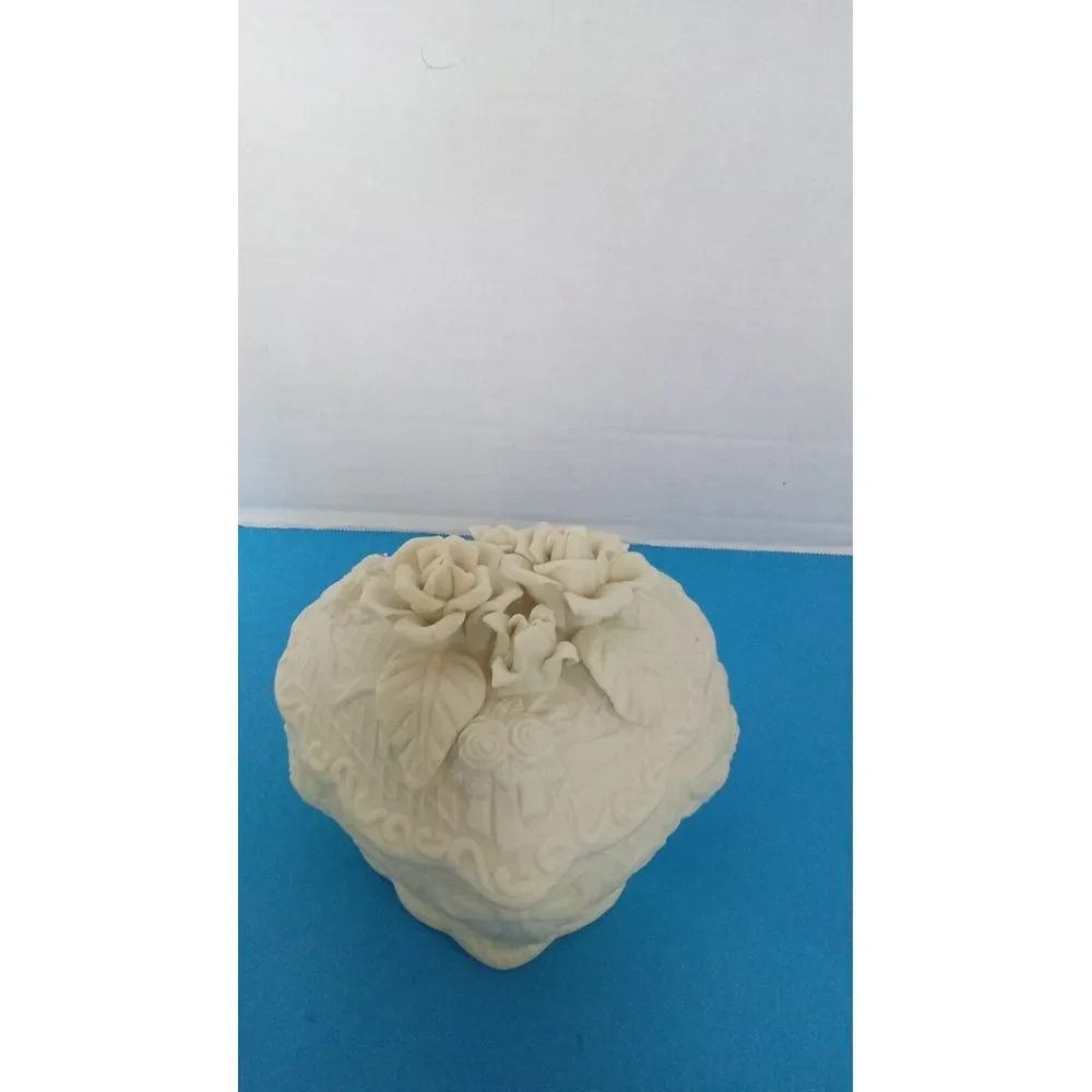Vintage Heart-Shaped‎ Ceramic Trinket Box with Rose Detail Decorative Storage